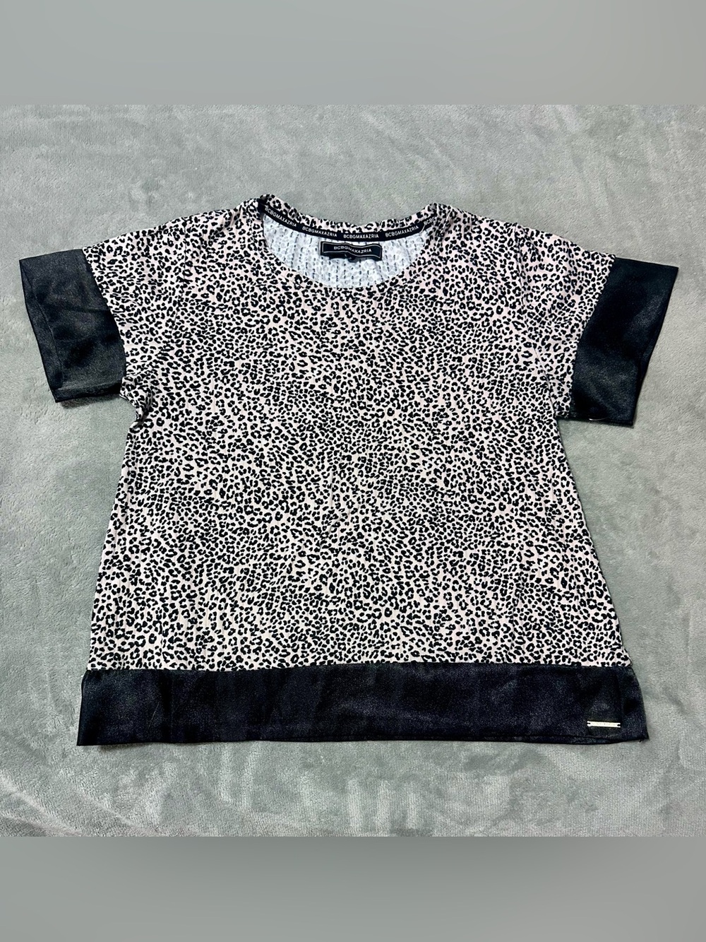 BCBGMaxAzria Black & White Leopard Print Short Sleeve Top SMALL
